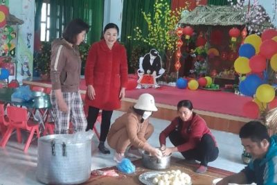 Hoạt động trải nghiệm “Gói bánh chưng ngày tết Nguyên Đán” của các bé trường Mầm non Giao Phong