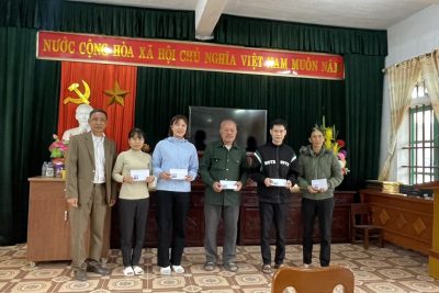 ĐẢNG ỦY, UBND XÃ GIAO PHONG TẶNG QUÀ CHO CÁC CHÁU CÓ HOÀN CẢNH KHÓ KHĂN NHÂN DỊP TẾT NGUYÊN ĐÁN 2024